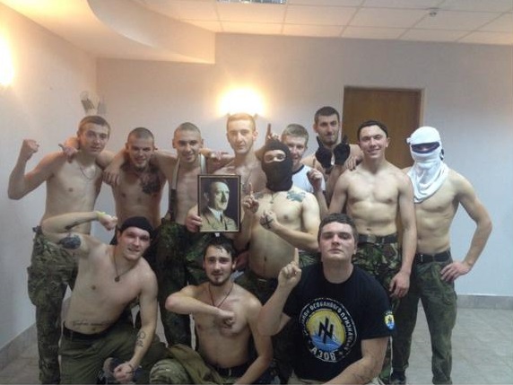 Украјински добровољци се сликали са Хитлеровом фотографијом